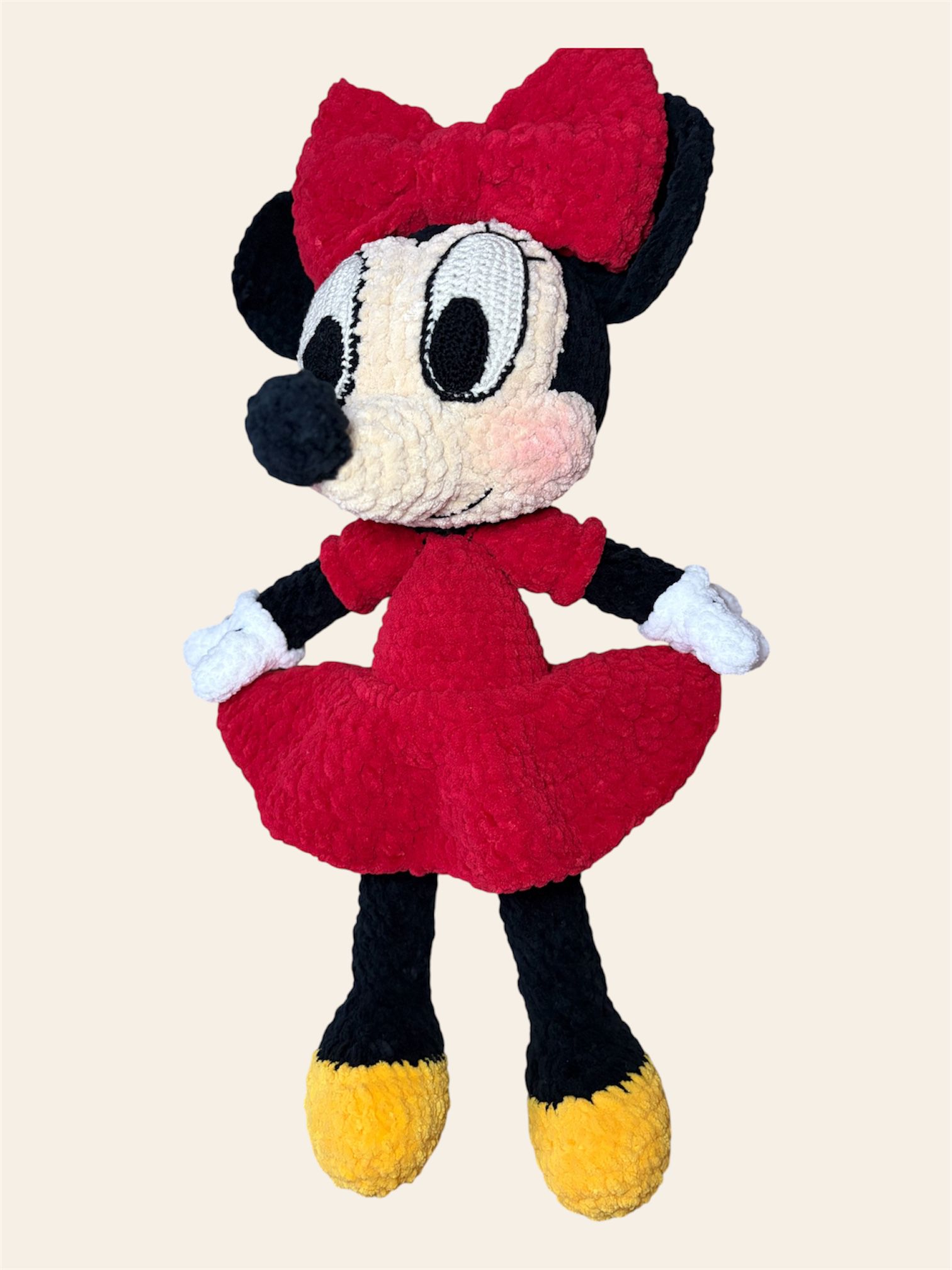 Păpușă croșetată Minnie Mouse cu rochiță roșie și fundiță